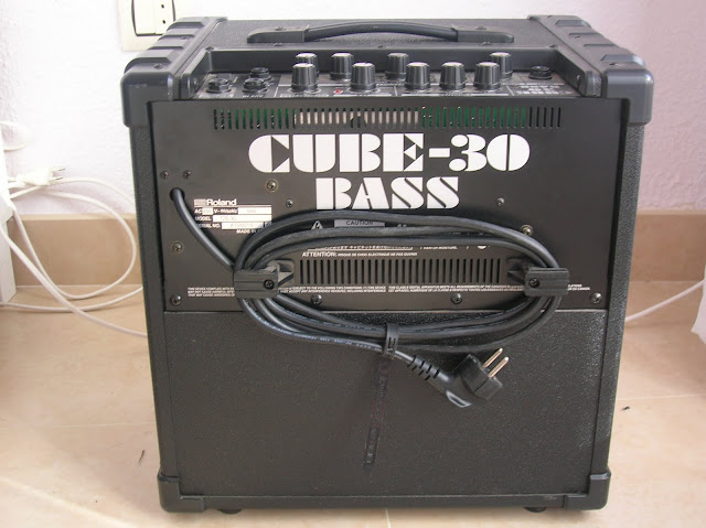 VENDO ROLAND CUBE 30 BASS. envío incluido. 175€ - WWW.BAJISTAS.ORG